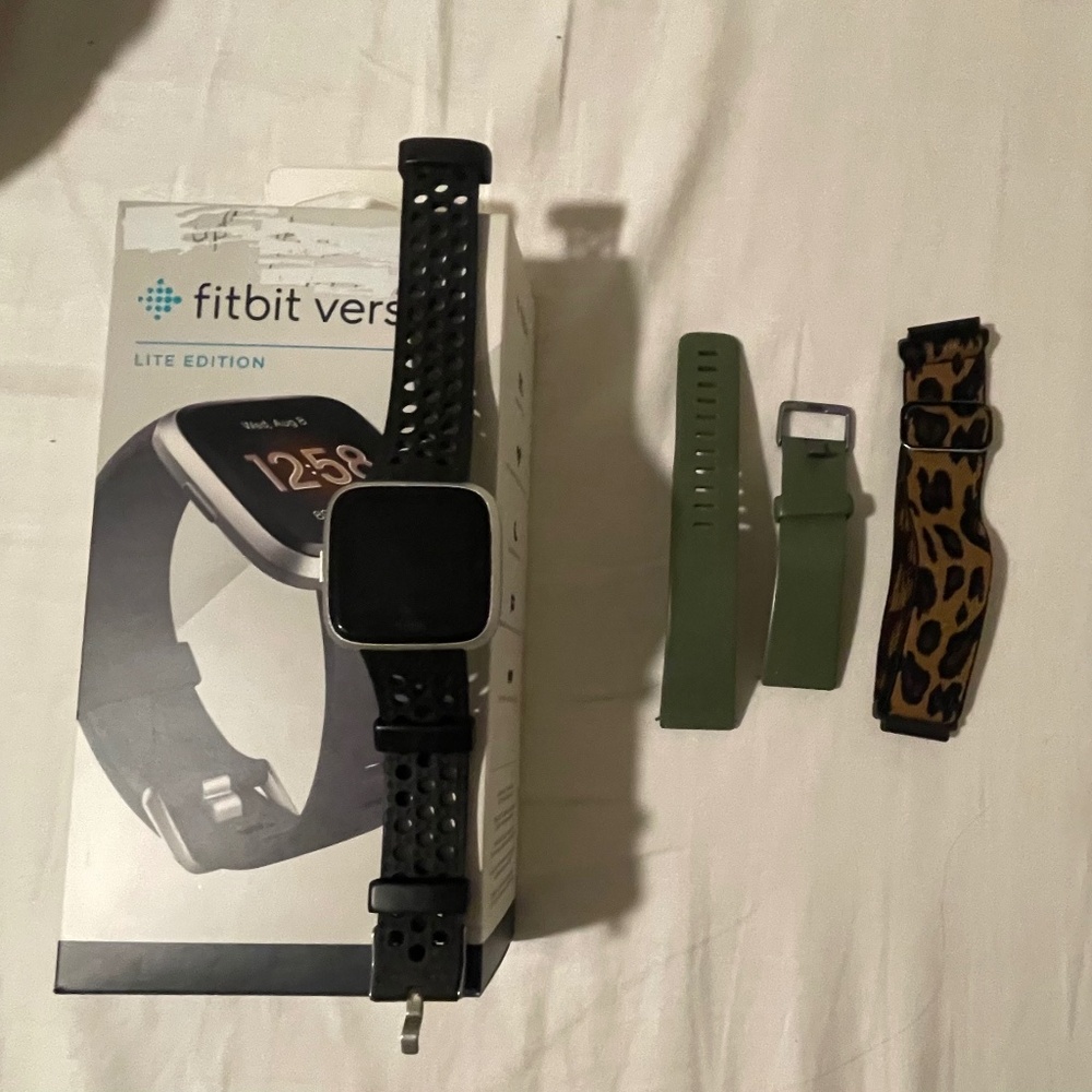 Silver Fit Bit Versa Lite